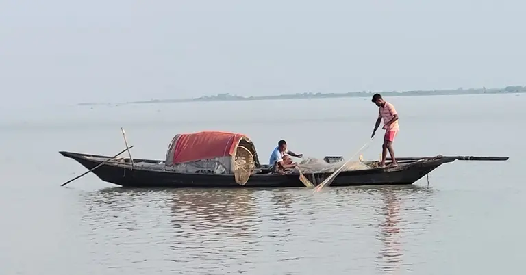 ইলিশ ধরার চেষ্টায় জেলেরা